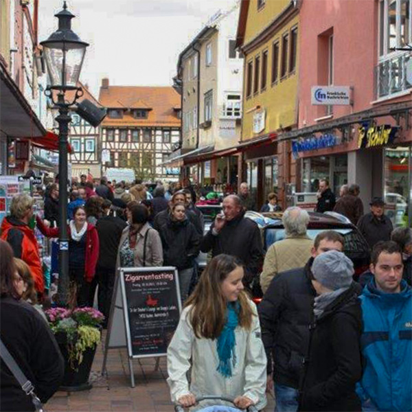 Heiteres Shopping während des Autosonntags der Aktivgemeinschaft Buchen