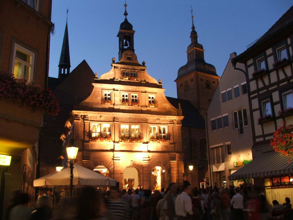 Altes Rathaus bei Dämmerung (Bild: Buchen